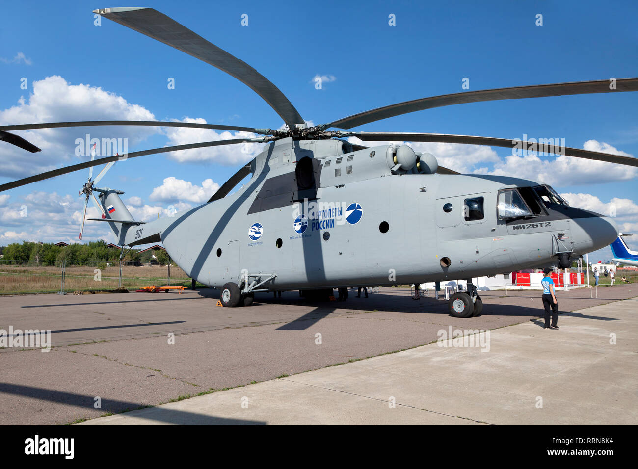 Multi-purpose elicottero trasporto Mi-26T2 presso l'esposizione internazionale del Salone aerospaziale MAKS-2011, Zhukovsky, Russia Foto Stock