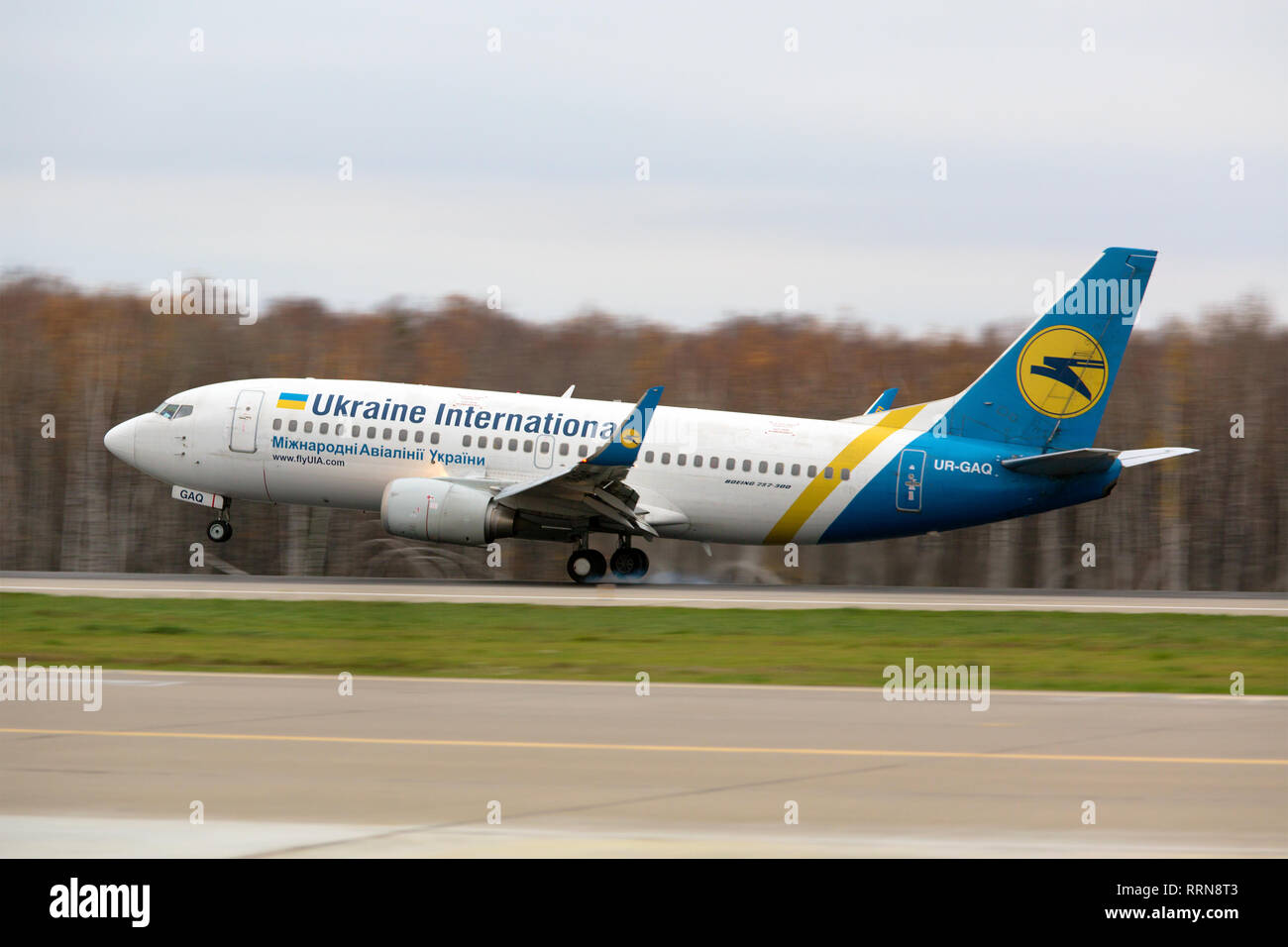 Aeromobili Boeing 737 di compagnie aeree internazionali dell'Ucraina atterra su una pista in un aeroporto Foto Stock