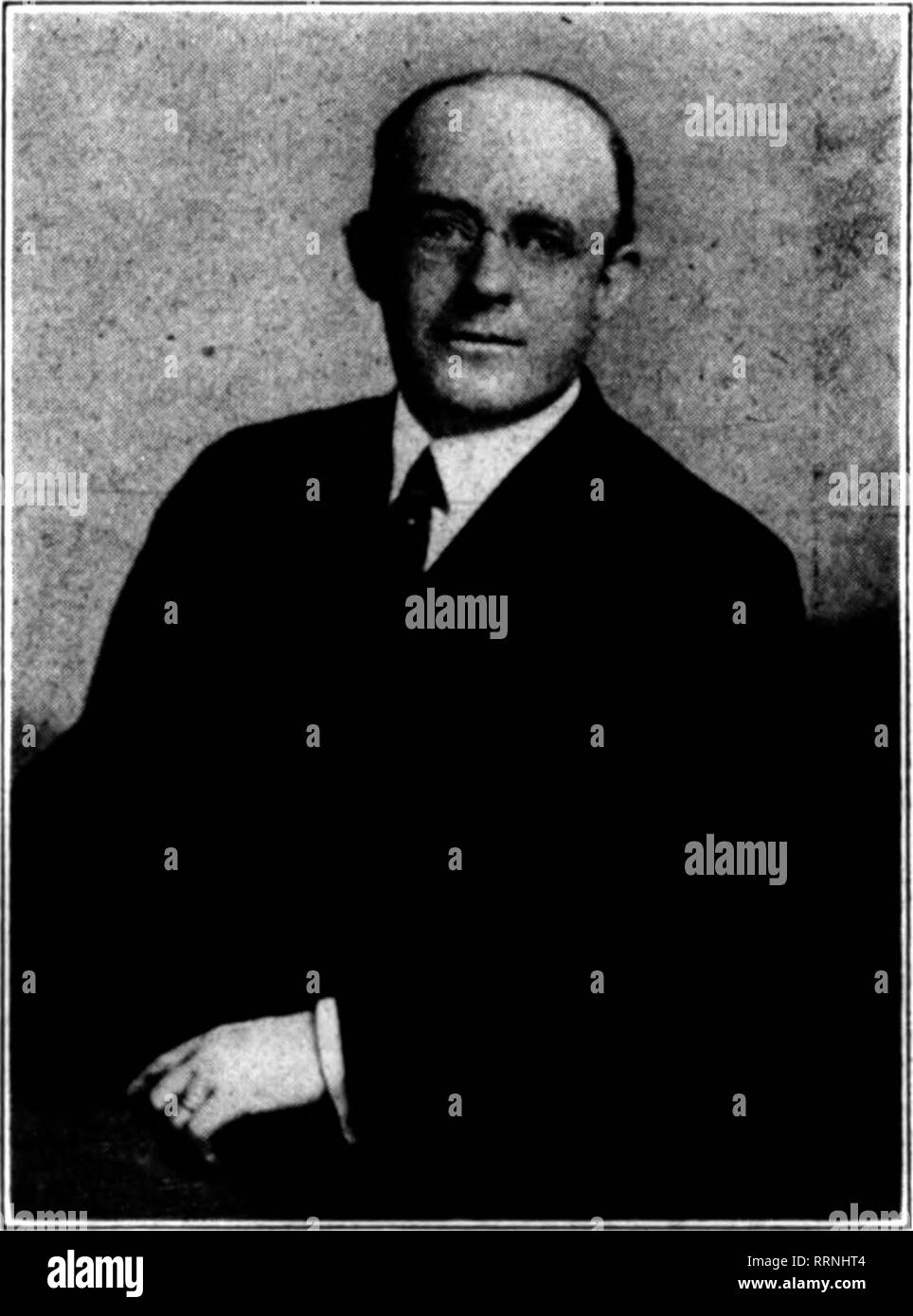 . Fioristi' review [microformati]. Floricoltura. Lumache perforare violette. Oggi, quando si raccolgono le viole, ho trovato molti blumi mangiato o forata con fori di piccole dimensioni. Che cosa ha causato questo? Quelli in posizione eretta non erano così atta ad essere in questa condizione come quelle in prossimità del suolo. Pensi che la fumigazione con carte da tabacco porrebbe rimedio a questo? Cosa ne pensi di polverizzata di letame suino come fertilizzante per le viole, mescolata con il terreno in autunno? Sarebbe il sangue essiccato utilizzato come top-medicazione durante l'inverno essere desiderabile? E. M. H.-N. Y. probabilmente conchiglia piccola lumache sono ri- responsabile. Se si guarda attentamente e trovare thi Foto Stock