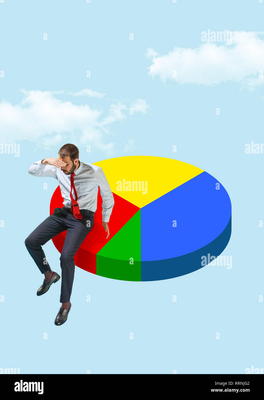 Imprenditore seduto sul grafico a torta delle vendite. i processi aziendali, finanza, grafico della crescita, diagramma, statistiche di vendita concept Foto Stock