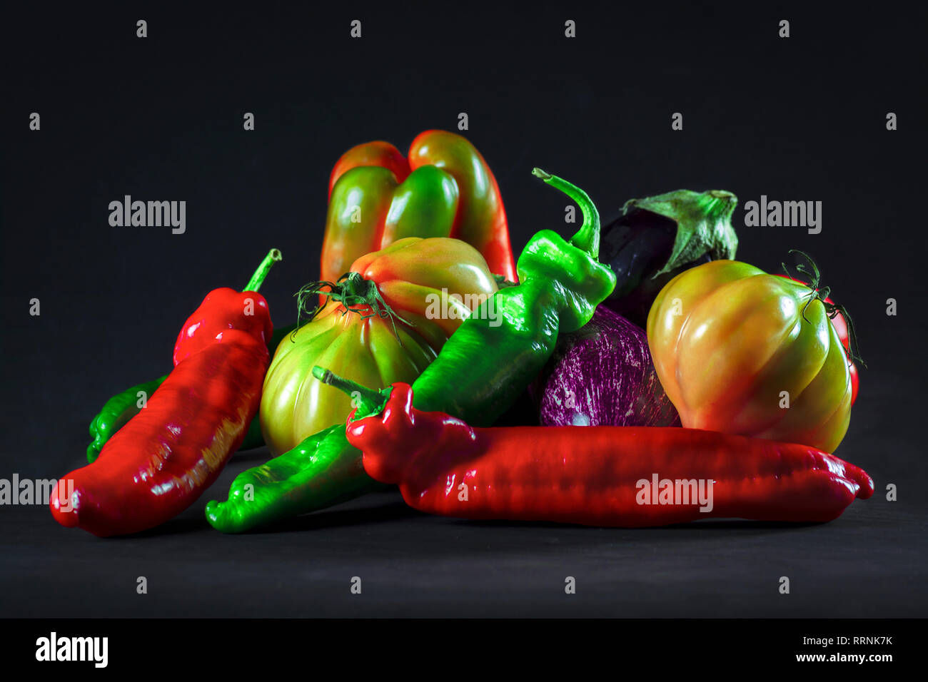 Ancora la vita di verdure. Peperoni, melanzane, pomodori. Foto Stock