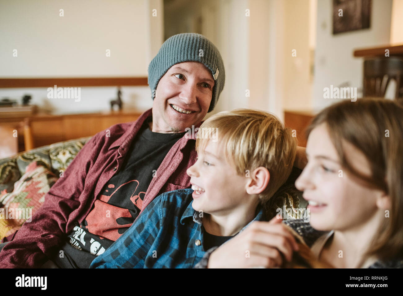 Padre e figli rilassante sul divano Foto Stock