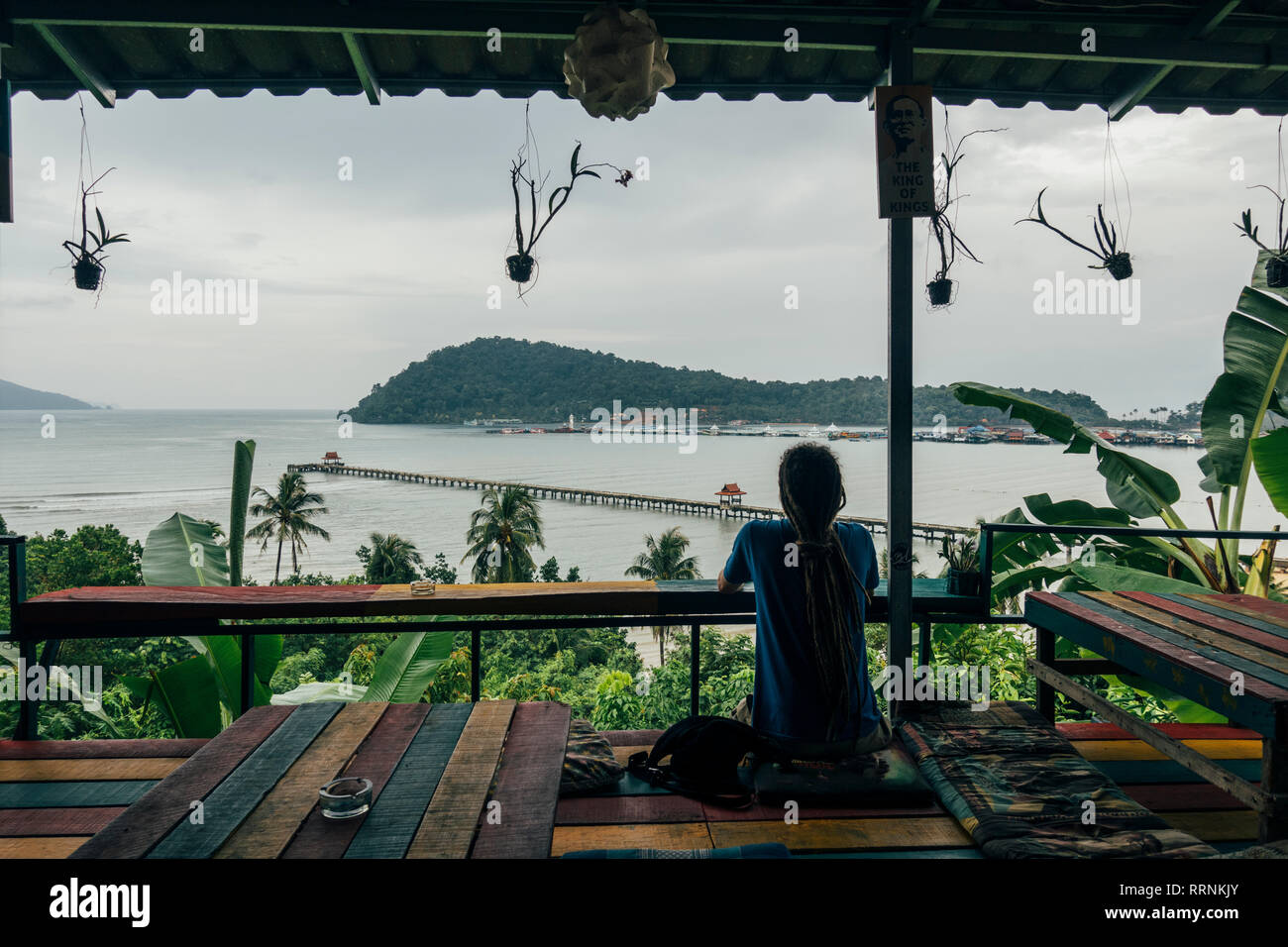 Uomo sereno godendo di vista oceano dal rifugio, Koh Chang, Thailandia Foto Stock