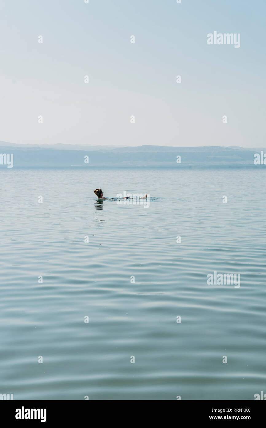 L'uomo floating, nuoto nel Mar Morto, Giordania Foto Stock
