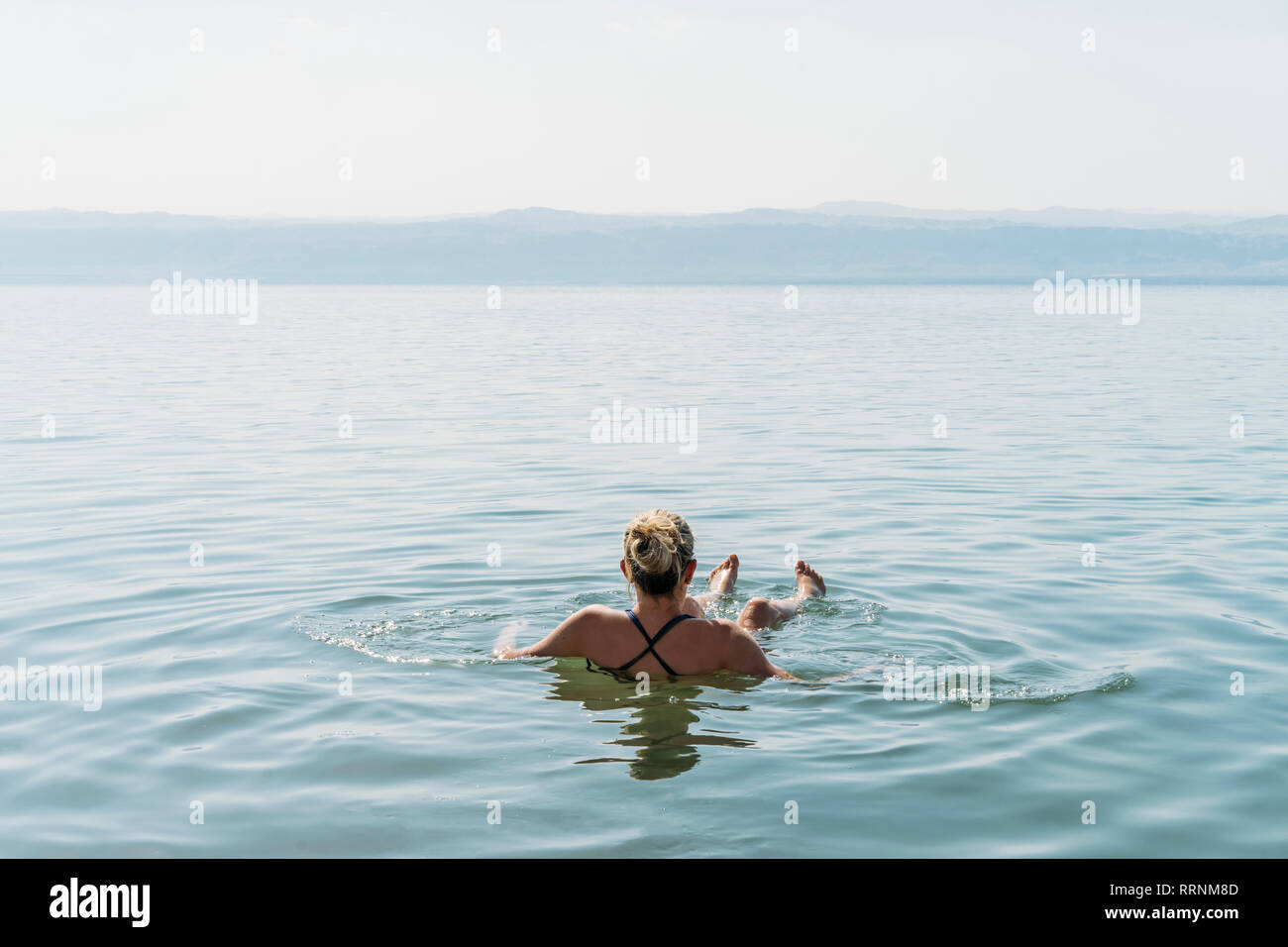 Donna floating, nuoto nel Mar Morto, Giordania Foto Stock