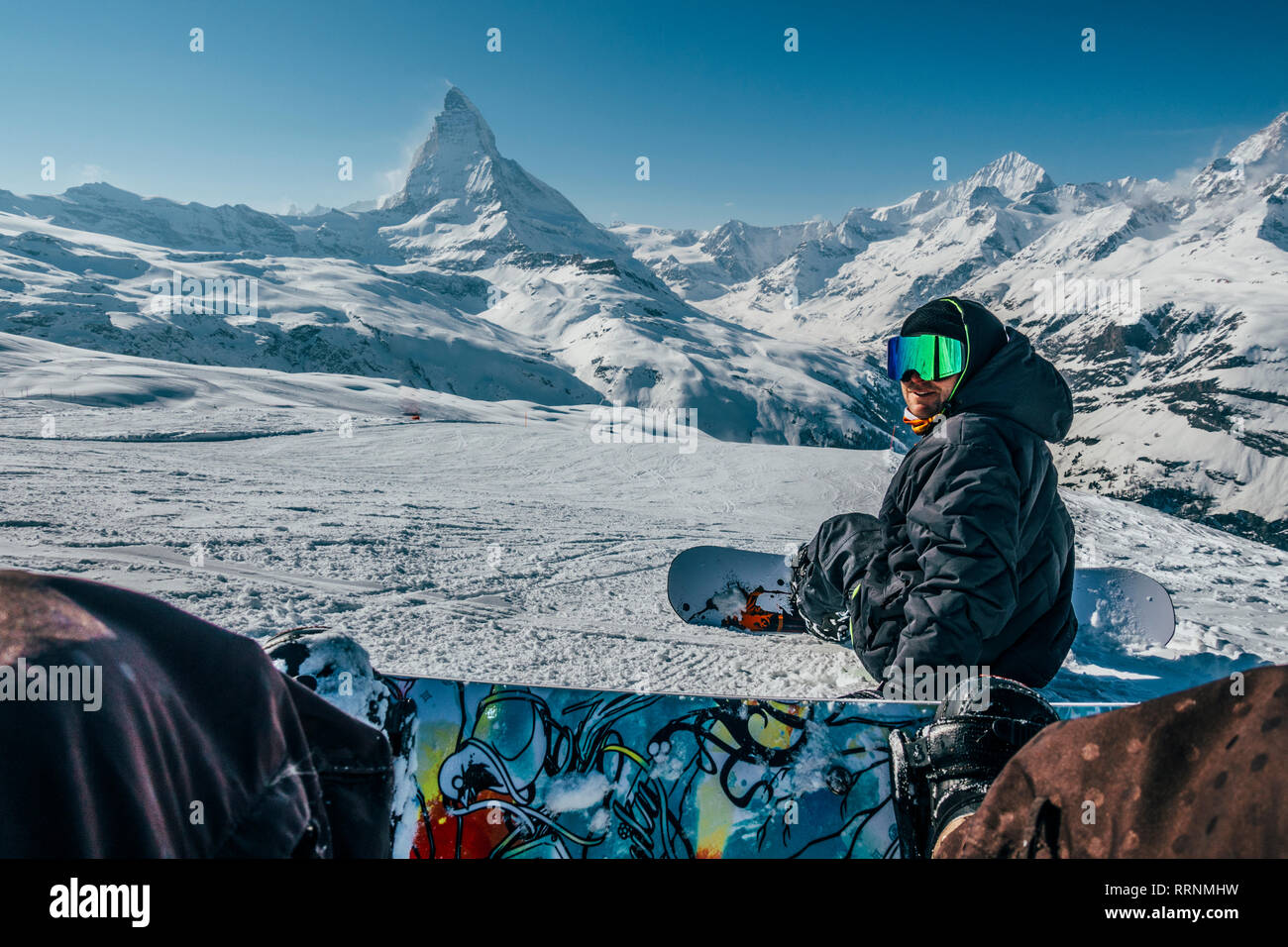 Punto di vista personale snowboard sulla neve sulle piste da sci Zermatt, Svizzera Foto Stock