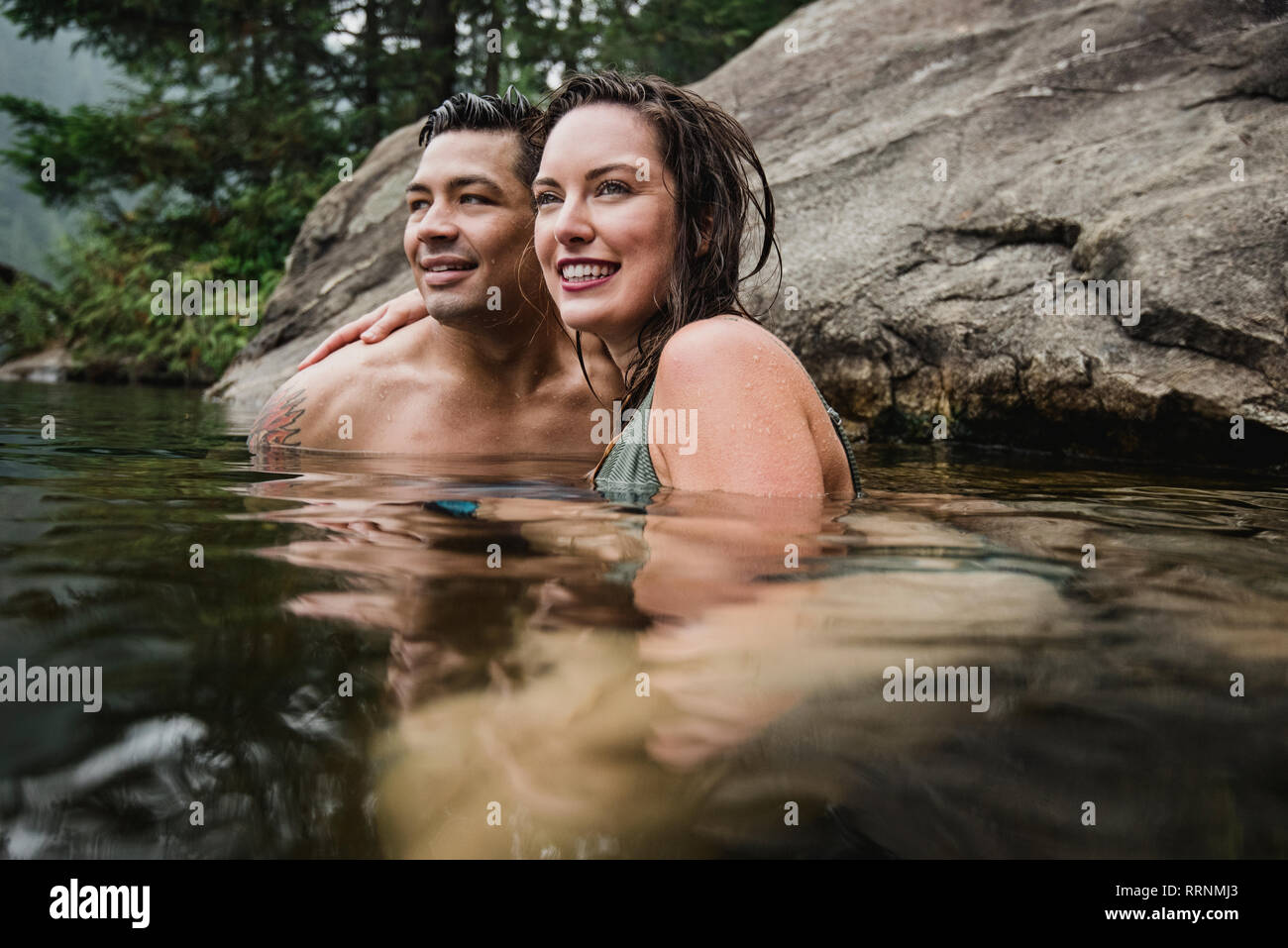 Affettuosa coppia giovane nuoto nel lago Foto Stock