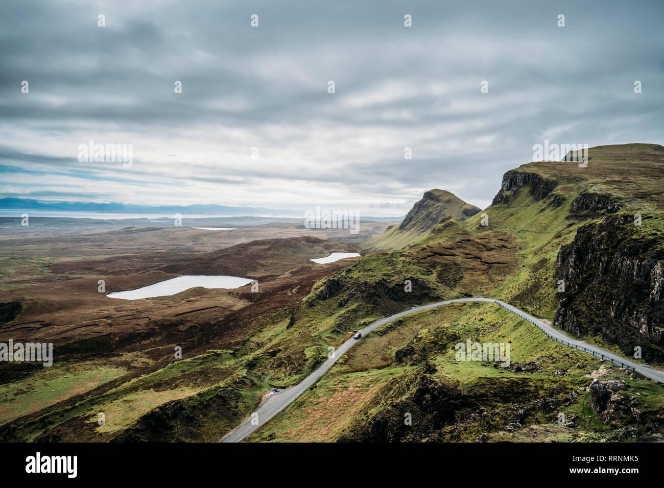 Vista panoramica di verdi scogliere, Isola di Skye in Scozia Foto Stock