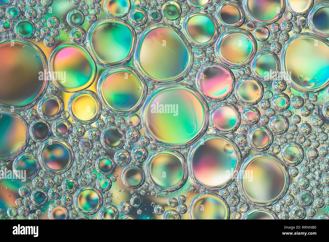 Superficie con bolle colorate nel liquido. Abstract background. Foto Stock