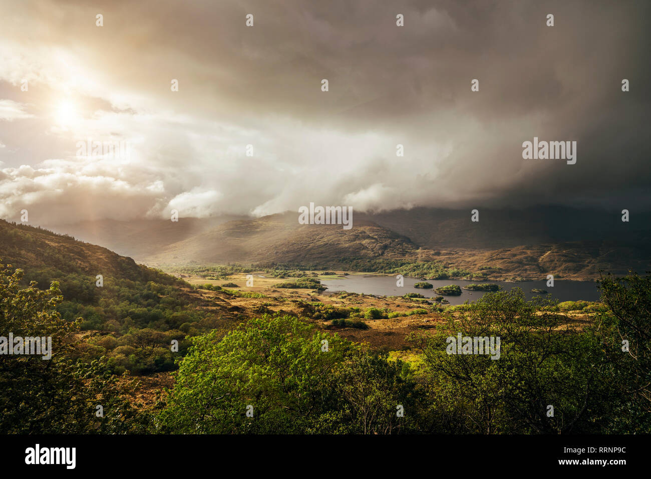 Tranquilla e una vista maestosa delle nuvole sulla soleggiata paesaggio remoto, Kerry, Irlanda Foto Stock