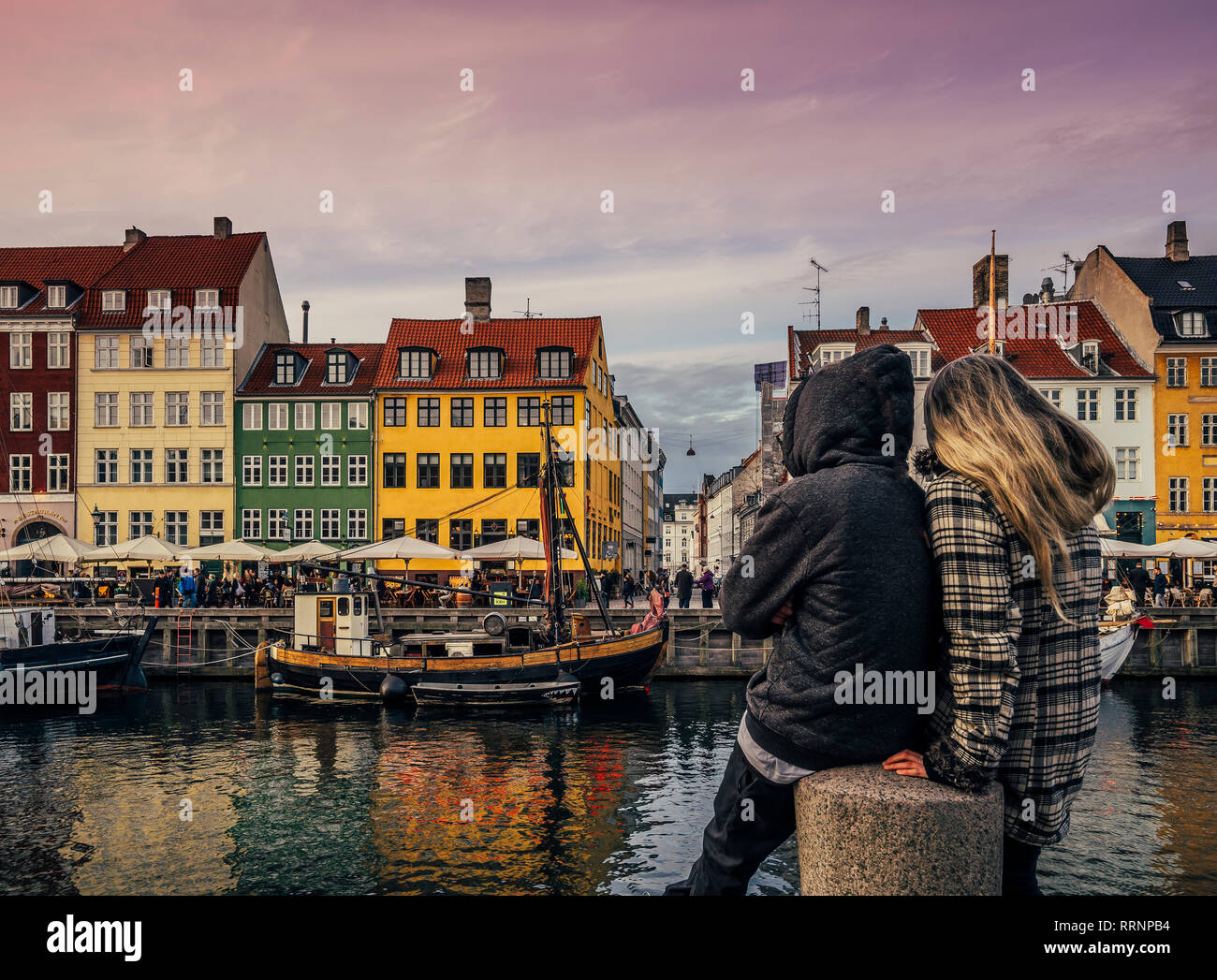 Giovane godendo di vista del Canal Grande e i suoi edifici colorati, Copenhagen, Danimarca Foto Stock Giovane godendo di vista del Canal Grande e i suoi edifici colorati, Copenhagen, Danimarca Foto Stock