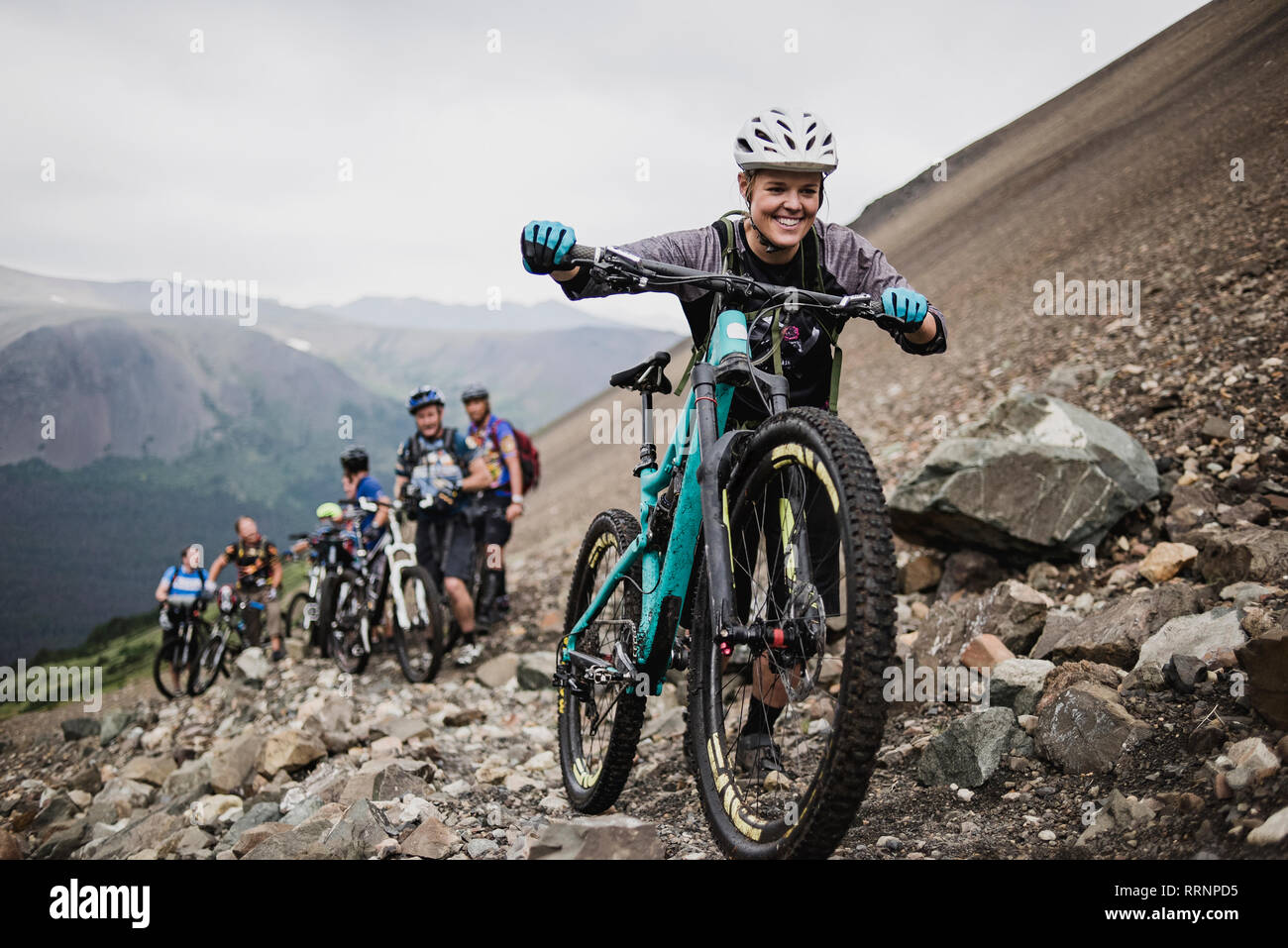 Desiderosi amici mountain bike sul sentiero scoscese Foto Stock