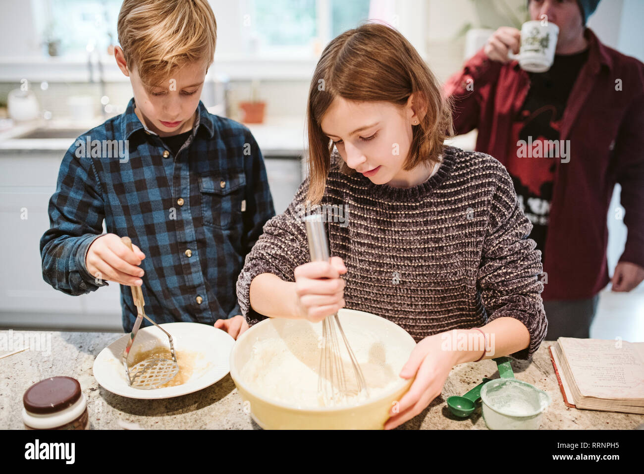 Fratello e Sorella di cottura in cucina Foto Stock