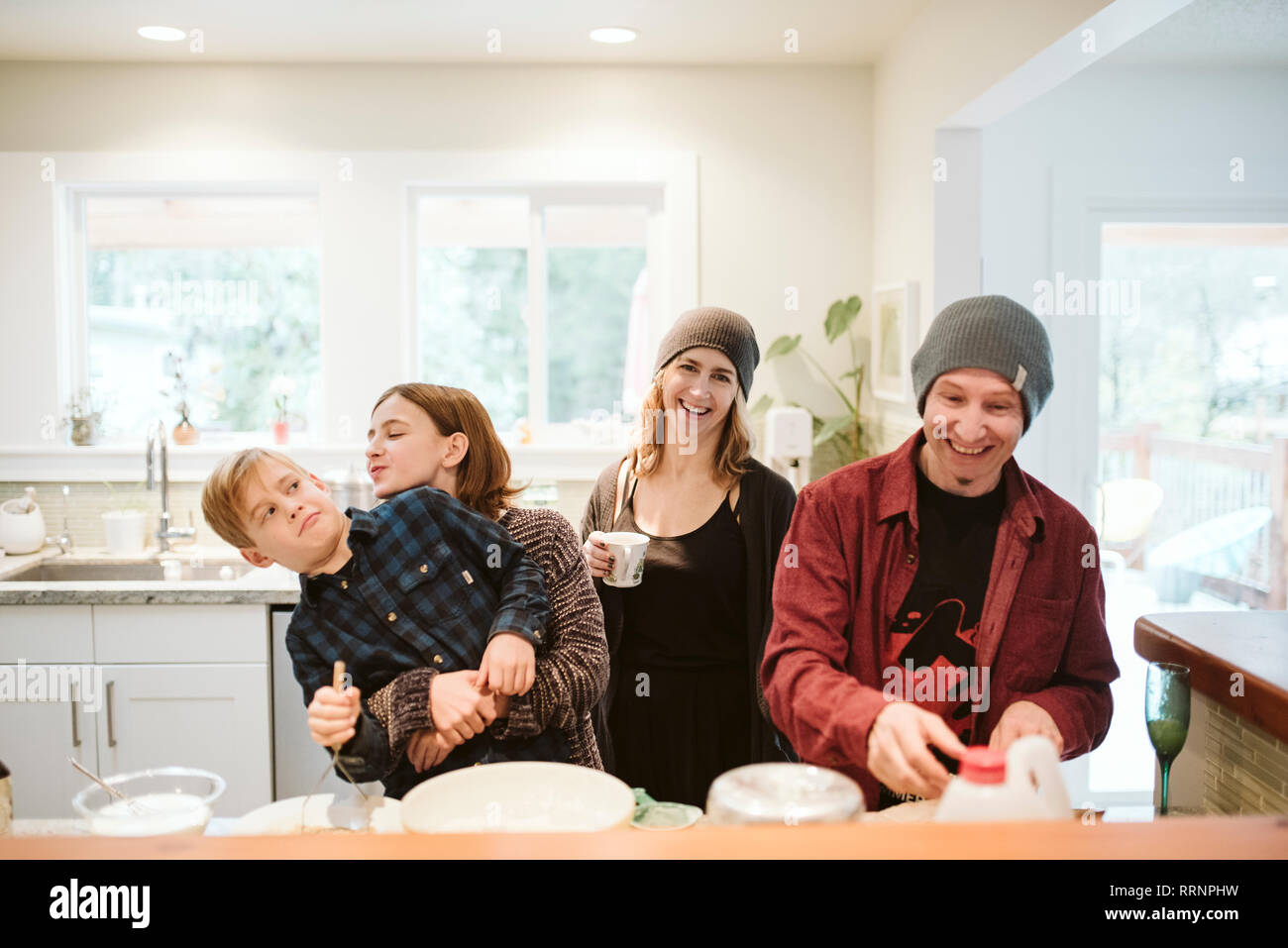 Ritratto felice, giocoso famiglia cottura in cucina Foto Stock