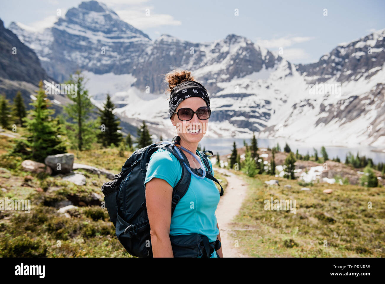 Ritratto femminile fiducioso escursionista sul soleggiato, idilliaco sentiero di montagna, Yoho Park, British Columbia, Canada Foto Stock