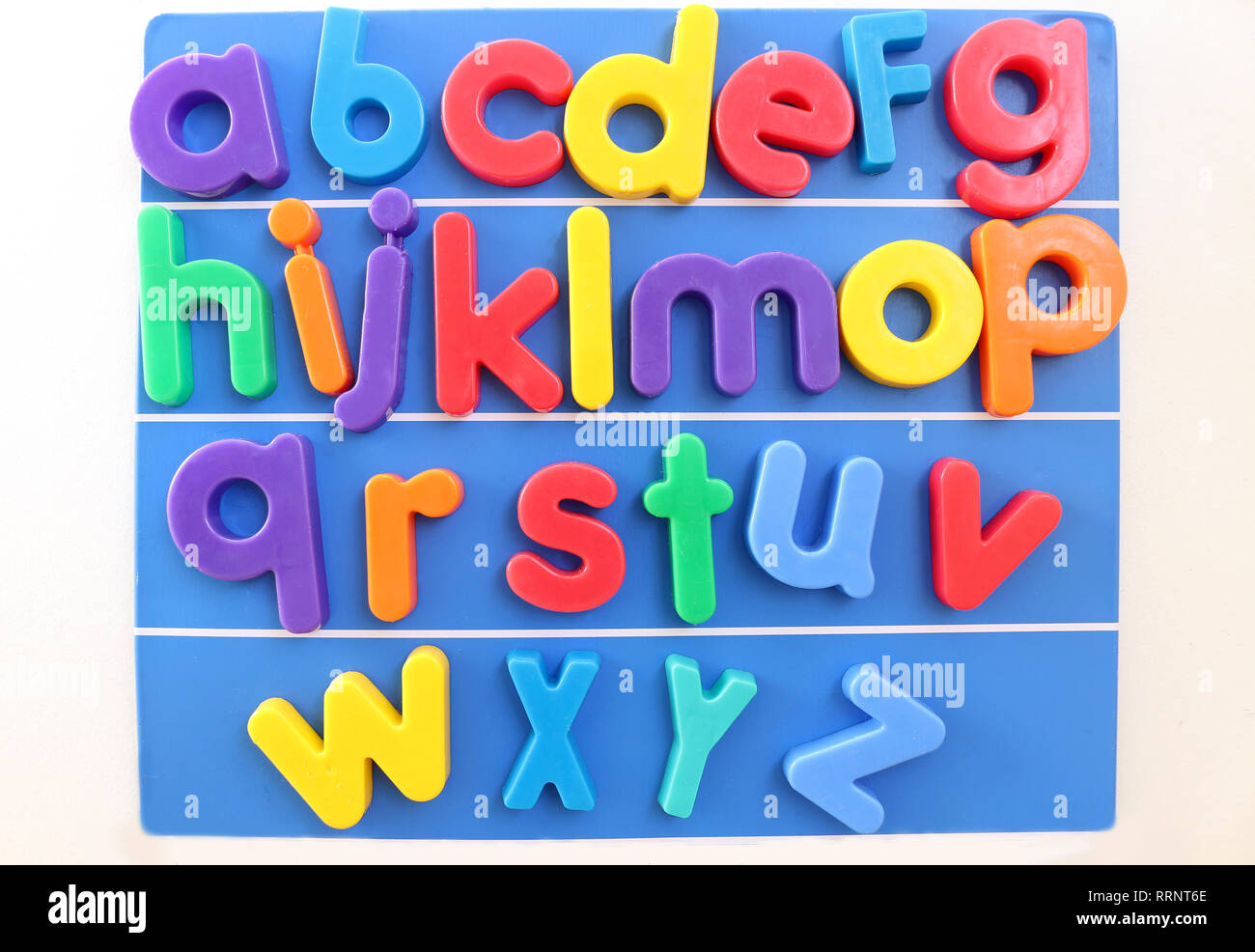 Colorato magnetico alfabeto di plastica le lettere in ordine alfabetico Foto Stock