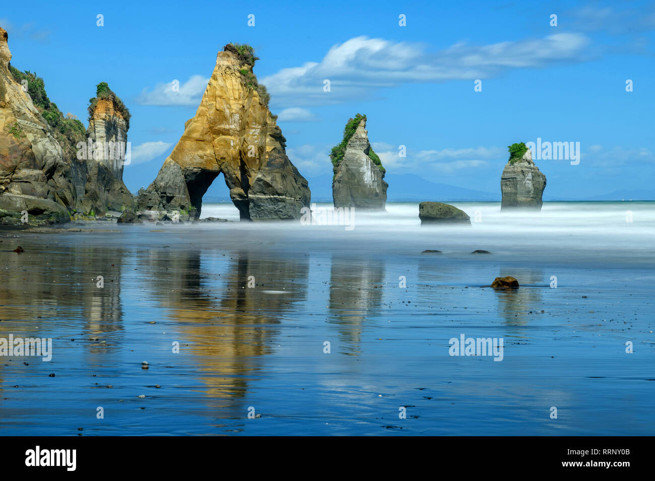 Oceania Nuova Zelanda Aotearoa, Isola del nord, Taranaki Costa, New Plymouth, White Cliffs, tre sorelle rocce, Foto Stock