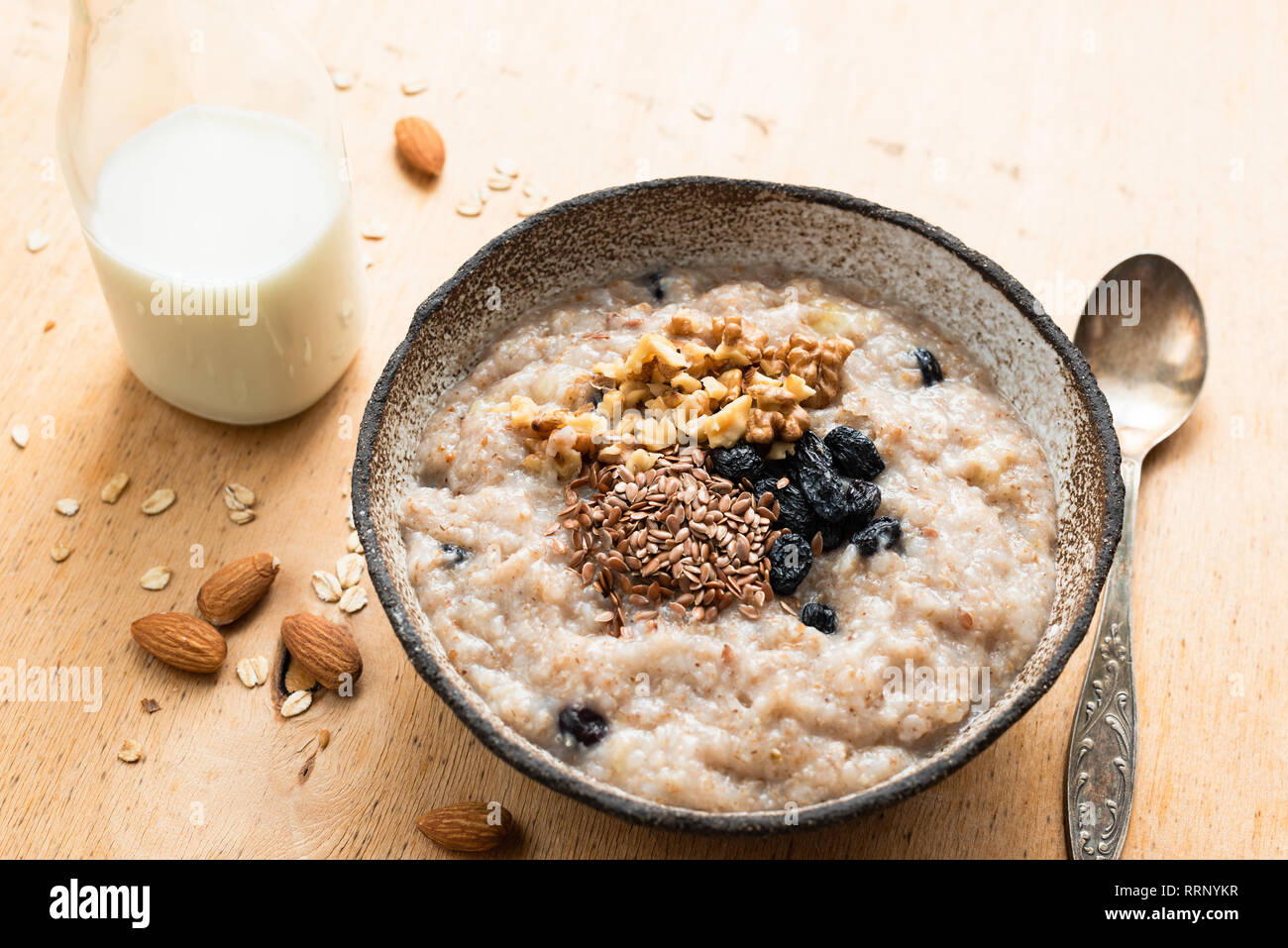La prima colazione il porridge di avena nella ciotola sul tavolo di legno.  Farina di avena