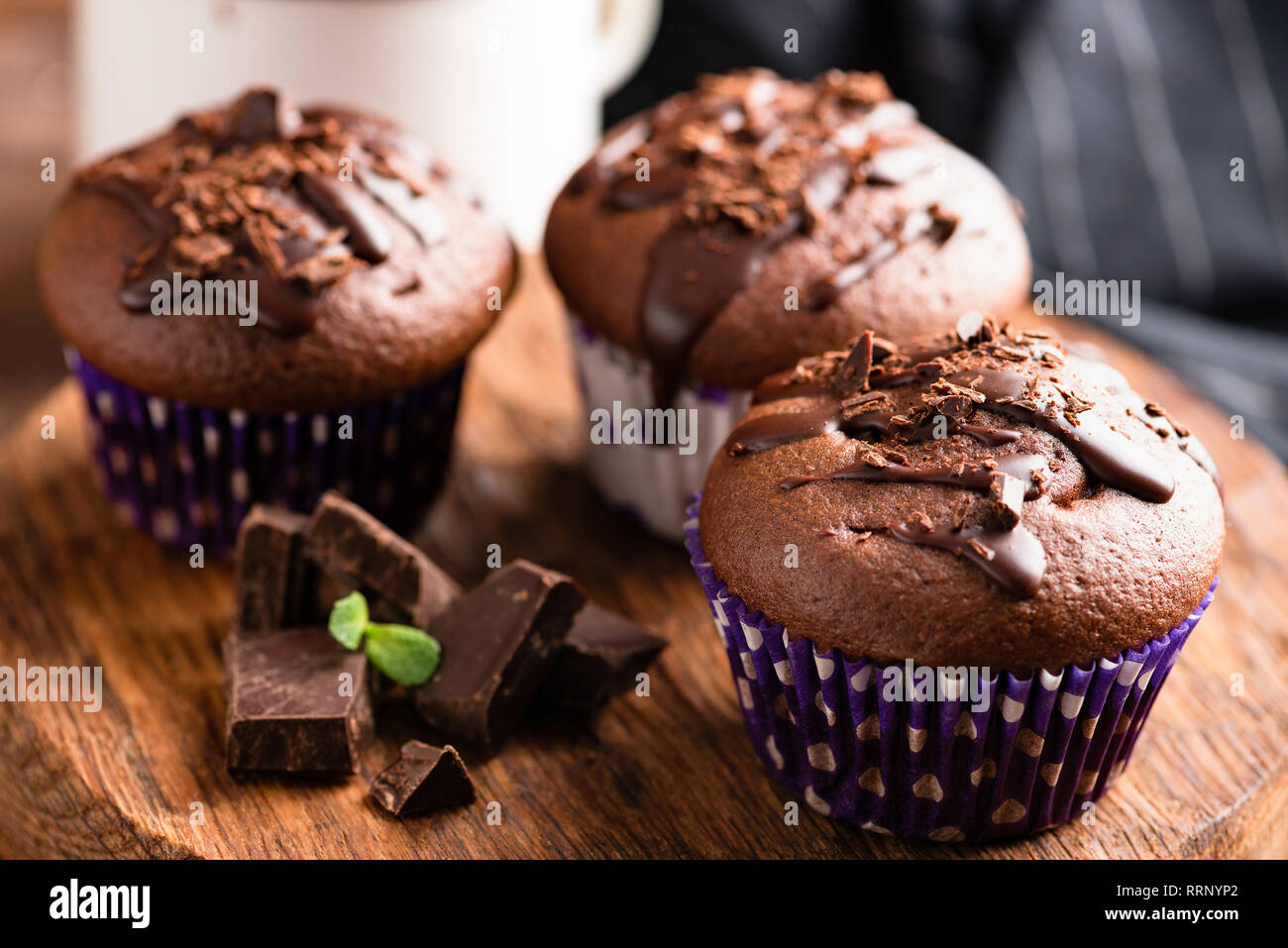 Gustosi muffin al cioccolato decorato con salsa al cioccolato. Primo piano. Dolce torte mini Foto Stock