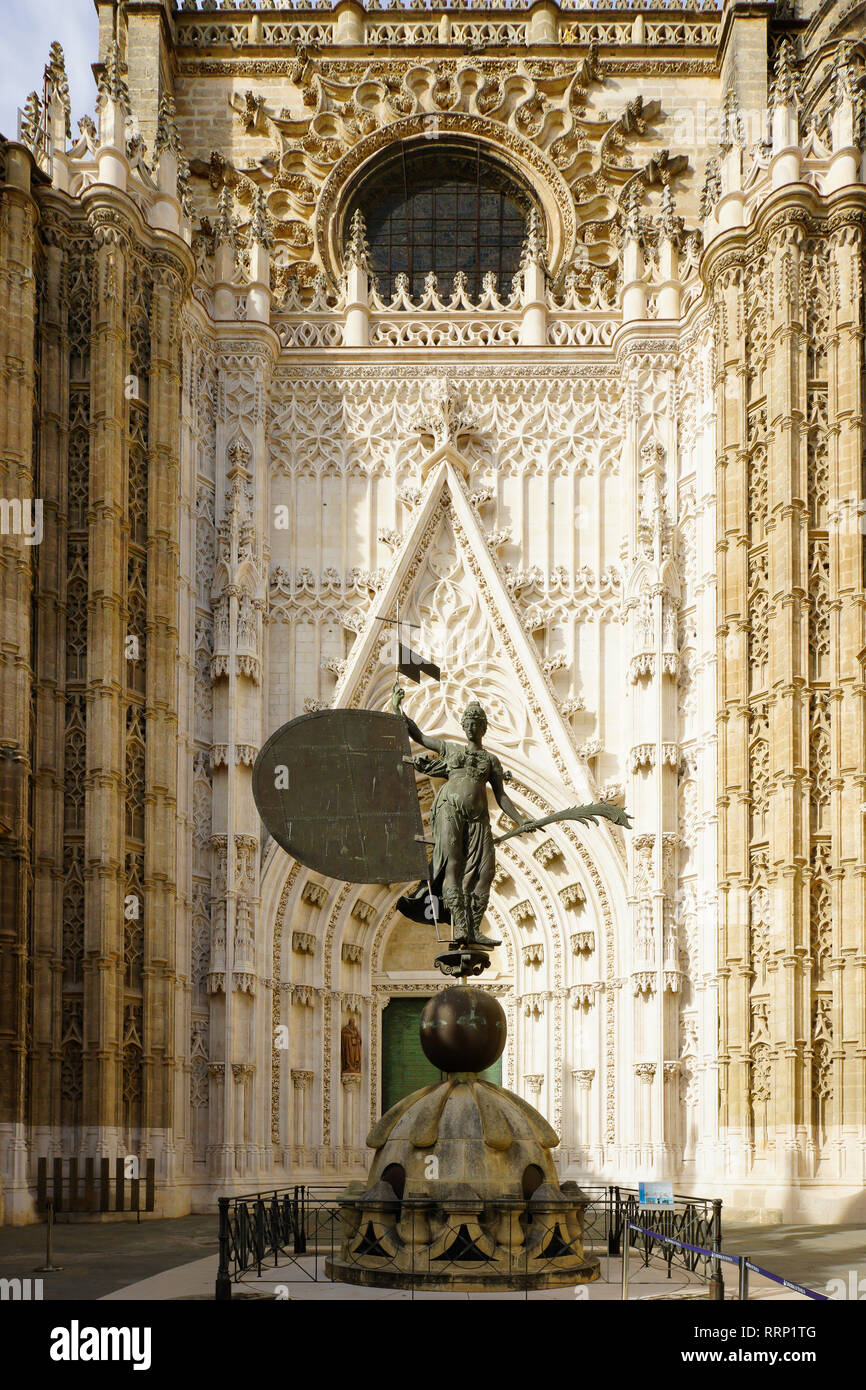 La replica della statua di Giraldillo di fronte alla cattedrale in stile ghotico di Siviglia, Spagna. Foto Stock