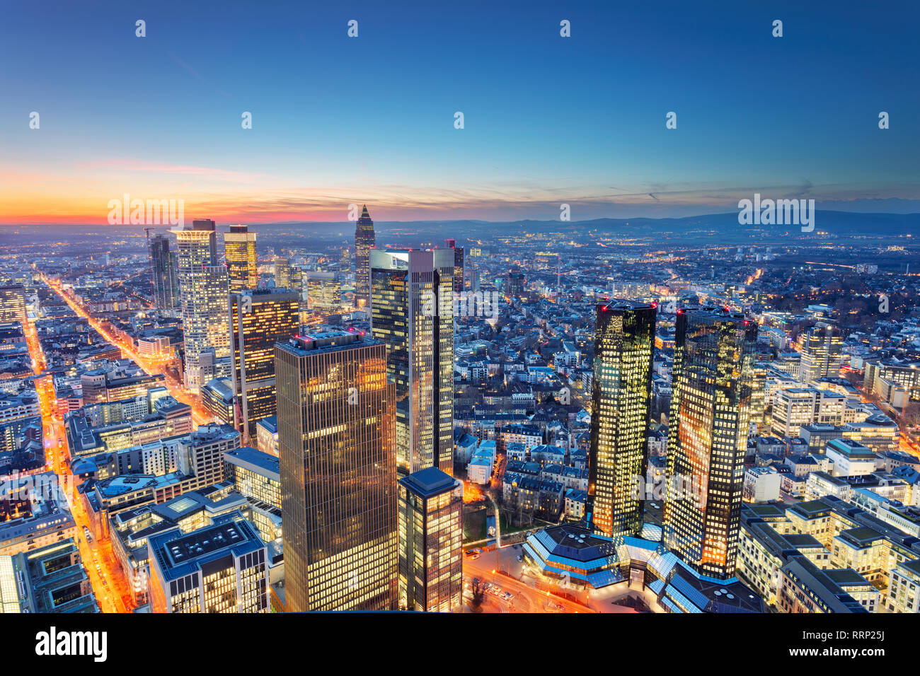 Frankfurt am Main, Germania. Antenna immagine cityscape di Frankfurt am Main skyline durante il bellissimo tramonto. Foto Stock