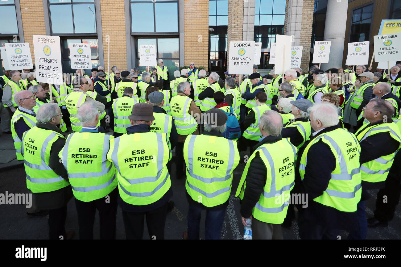 Membri della ESB Pensionati Personale Associazione picket la ESB sede a Dublino dove essi stanno protestando contro dieci anni di pensione freeze. Foto Stock