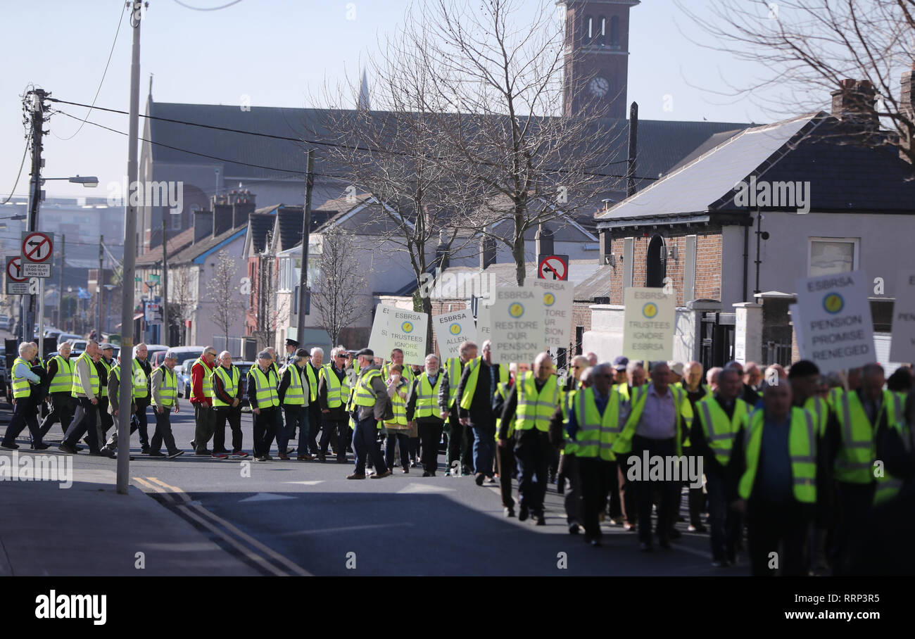 Membri della ESB Pensionati Personale Associazione picket la ESB sede a Dublino dove essi stanno protestando contro dieci anni di pensione freeze. Foto Stock