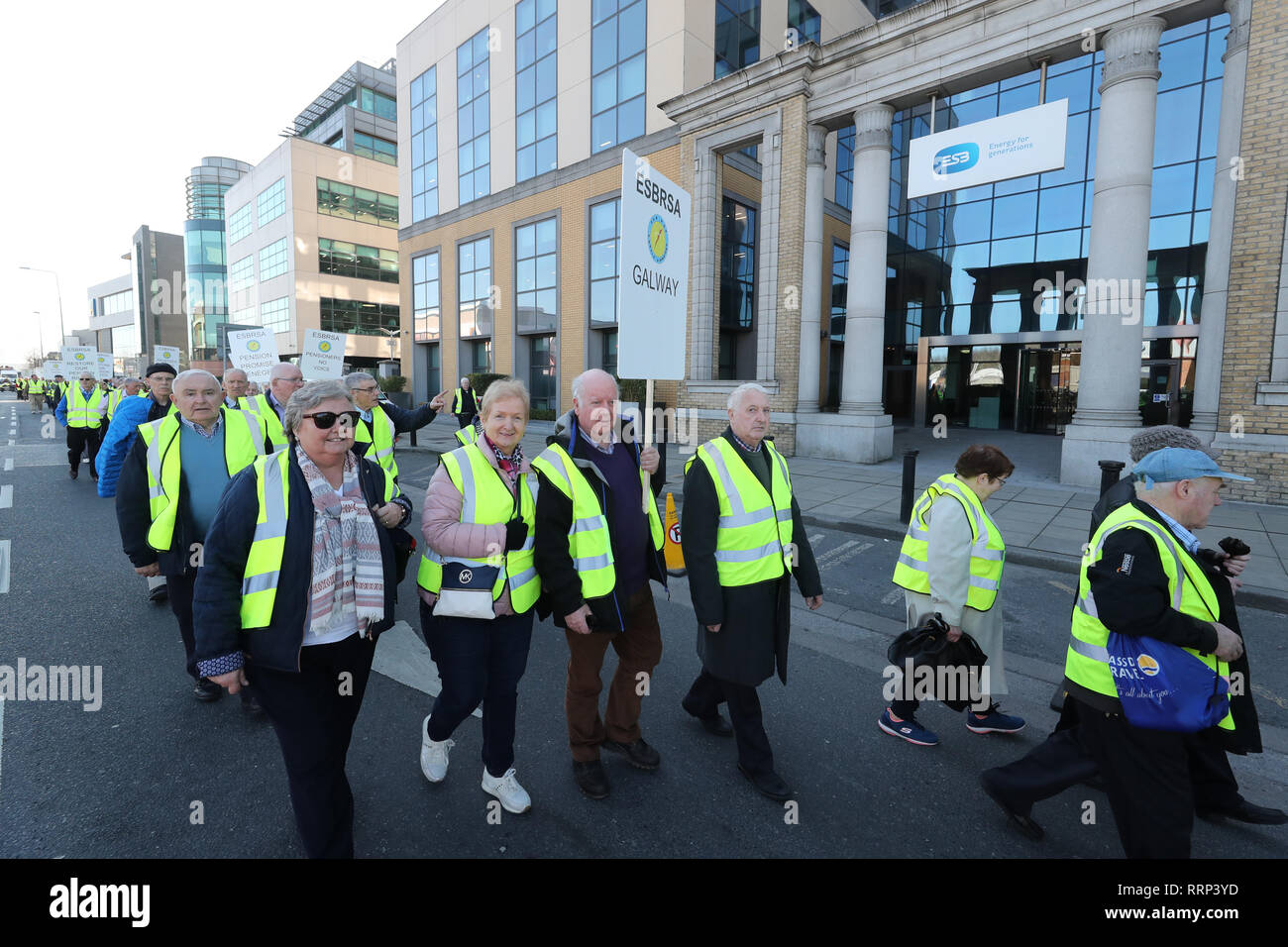 Membri della ESB Pensionati Personale Associazione picket la ESB sede a Dublino dove essi stanno protestando contro dieci anni di pensione freeze. Foto Stock