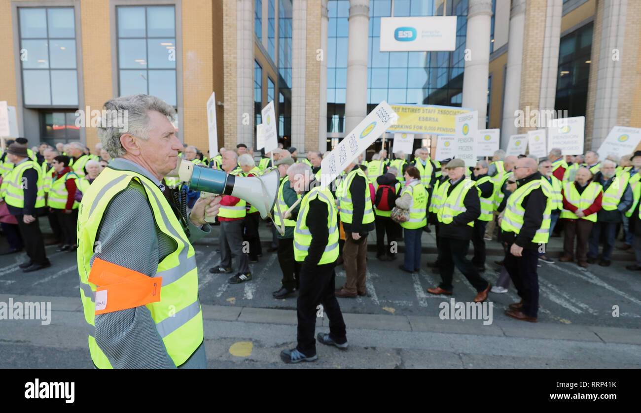 Membri della ESB Pensionati Personale Associazione picket la ESB sede a Dublino dove essi stanno protestando contro dieci anni di pensione freeze. Foto Stock