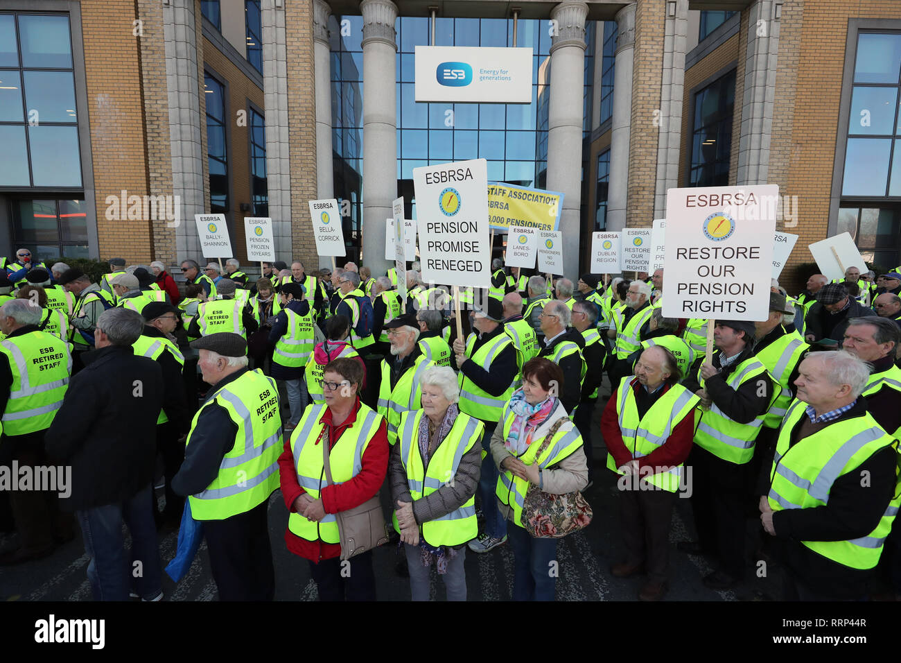 Membri della ESB Pensionati Personale Associazione picket la ESB sede a Dublino dove essi stanno protestando contro dieci anni di pensione freeze. Foto Stock