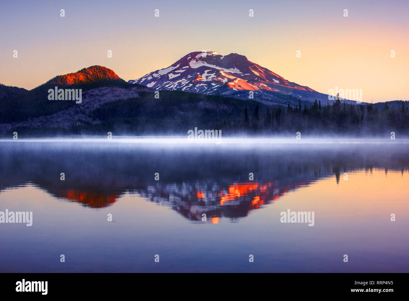 Immagini dal lago di scintille in Deschutes National Forest vicino a Bend, Oregon Foto Stock