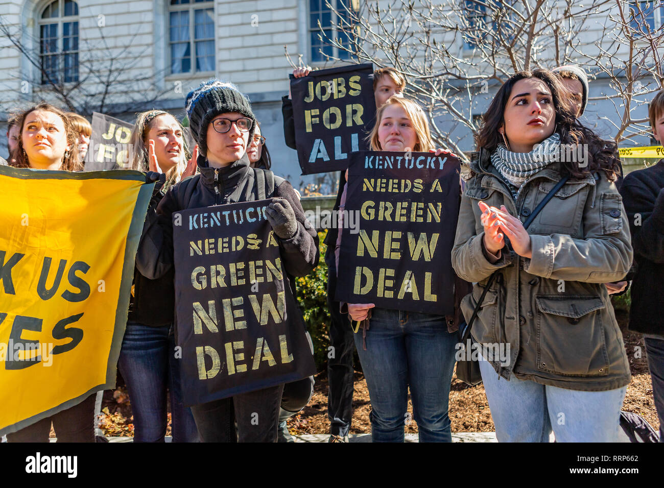 Washington, Stati Uniti. Il 25 febbraio, 2019. Centinaia di giovani attivisti del clima dal movimento del sole fatta convergere sul leader della maggioranza del Senato Mitch McConnell di Washington DC office alla domanda che egli e gli altri senatori mettersi dietro il New Deal Verde di risoluzione. Il Campidoglio, la polizia ha arrestato 42. Credito: Michael Nigro/Pacific Press/Alamy Live News Foto Stock