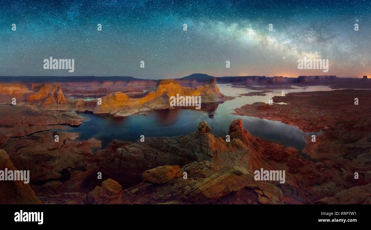 Immagini dal punto Alstrom affacciato sul Lago Powell e Padre Bay Foto Stock