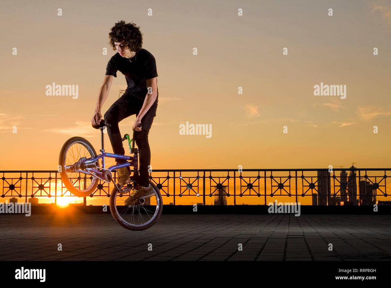 Mosca, Russia - 16 LUG 2008: Flatland BMX rider Nikita Shakirov fa un funky chicken trick. Foto Stock
