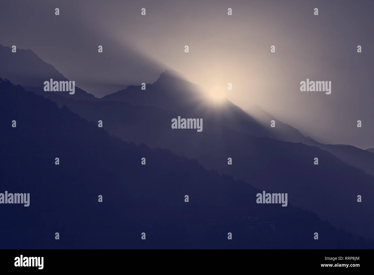 Sunrise in Himalaya montagne in Dharamshala, India Foto Stock