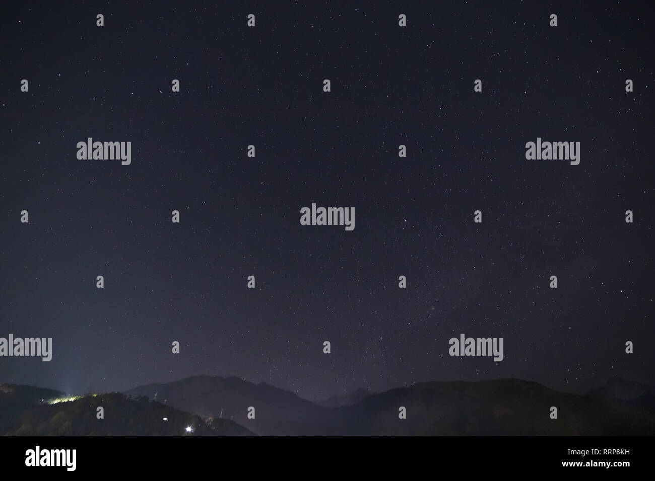 Notte cielo sopra Himalaya montagne in Dharamshala, India Foto Stock