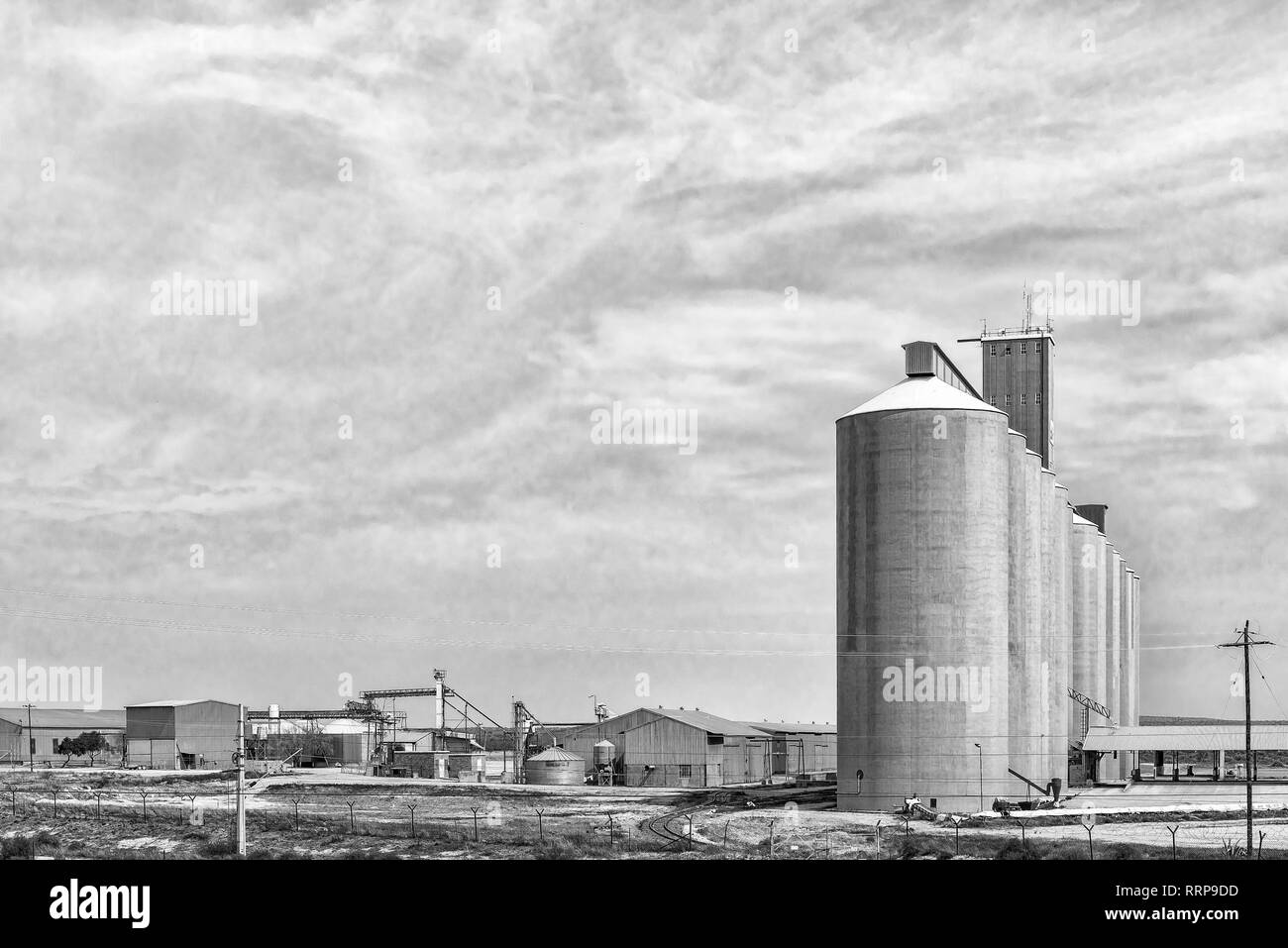 HOPETOWN, SUD AFRICA, 1 settembre 2018: silos per il grano e un mulino a Hopetown nel nord della provincia del Capo. Monocromatico Foto Stock