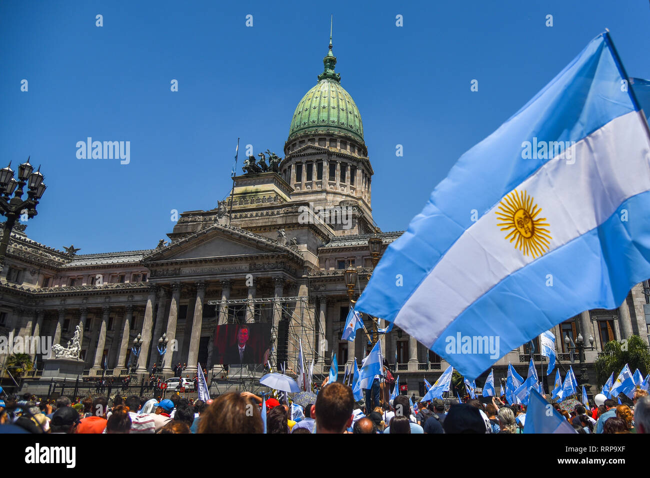 Buenos Aires, Argentina - Dic 10, 2015: i sostenitori del neo eletto presidente argentino bandiere d'onda il giorno dell'inaugurazione al Congresso. Foto Stock