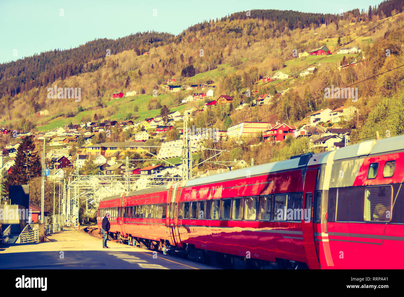 Una persona vedere off presso la stazione ferroviaria di Voss, Norvegia. Foto Stock