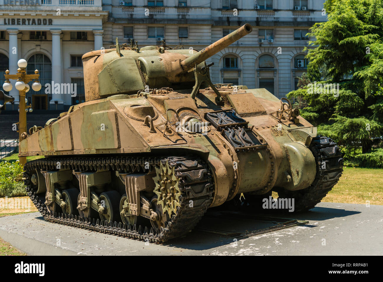 Buenos Aires, Argentina, 01 Feb: Serbatoio Sherman M4A4 di fronte il Libertador edificio, sede del Ministero della Difesa di Argentina è un ministr Foto Stock