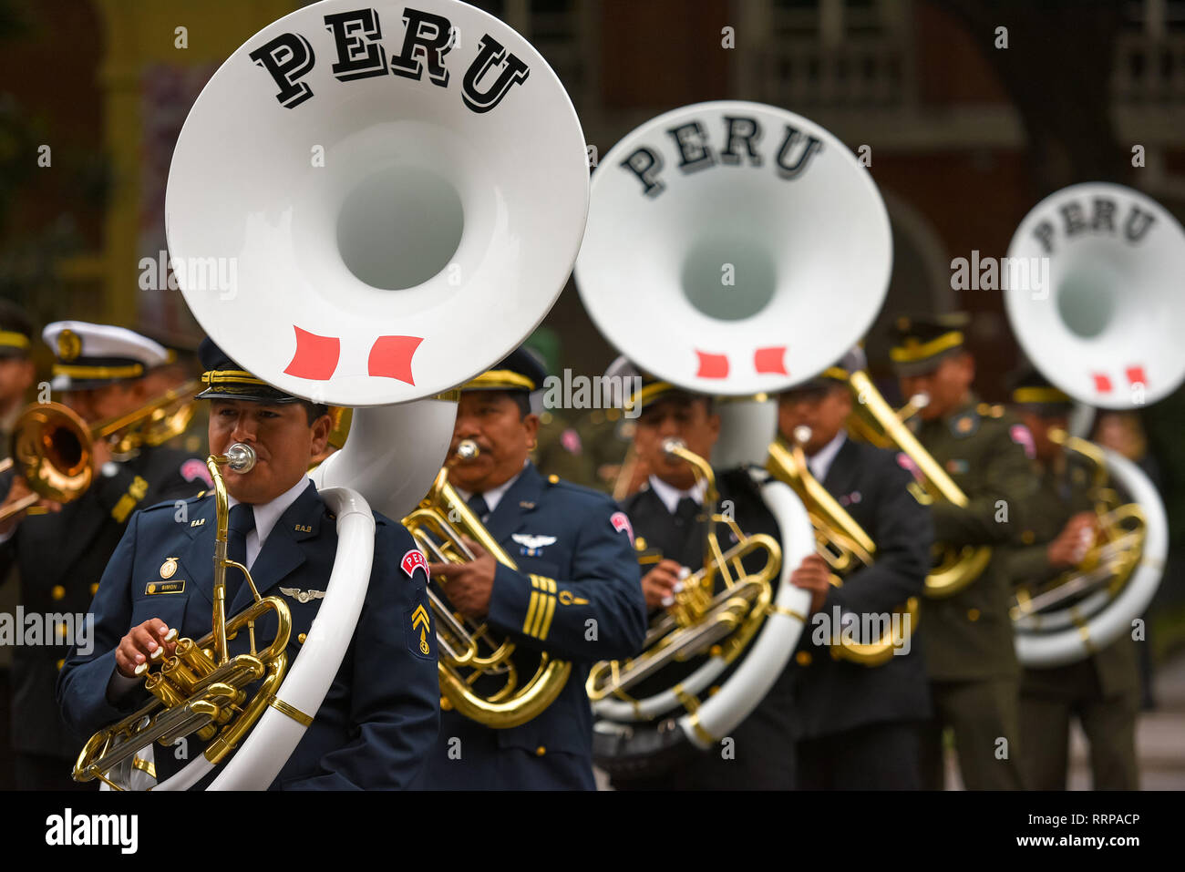 Buenos Aires, Argentina - 11 LUG 2016: Membri della peruviana banda militare eseguire la parata durante le celebrazioni del bicentenario anniversar Foto Stock