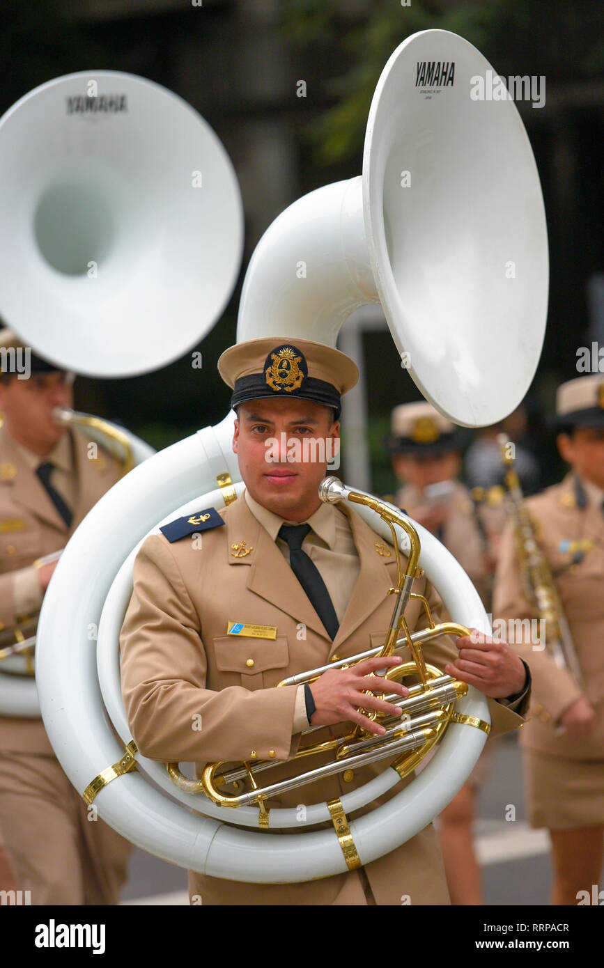Buenos Aires, Argentina - 11 LUG 2016: Membro argentino della banda militare in parata durante le celebrazioni del bicentenario di Arg Foto Stock
