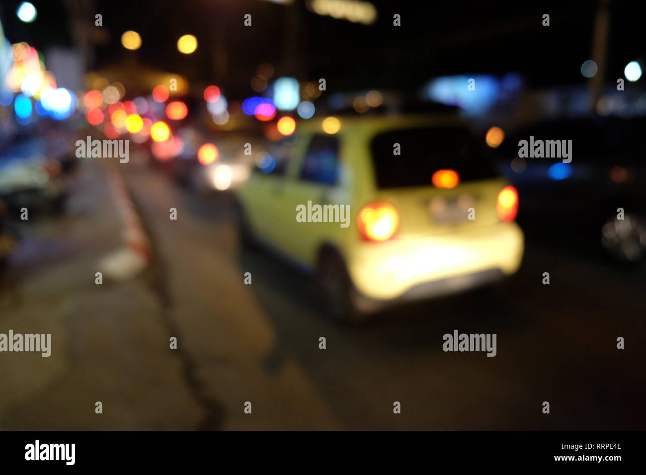 Notte evento Festival parte su strada con persone sfondo sfocato, tono vintage Foto Stock