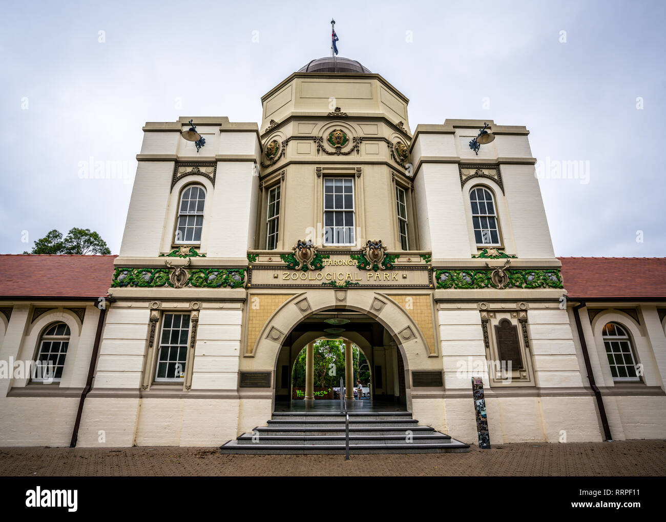 6 gennaio 2019, Sydney NSW Australia : Lo zoo di Taronga vecchia entrata principale edificio vista frontale a Sydney NSW Australia Foto Stock