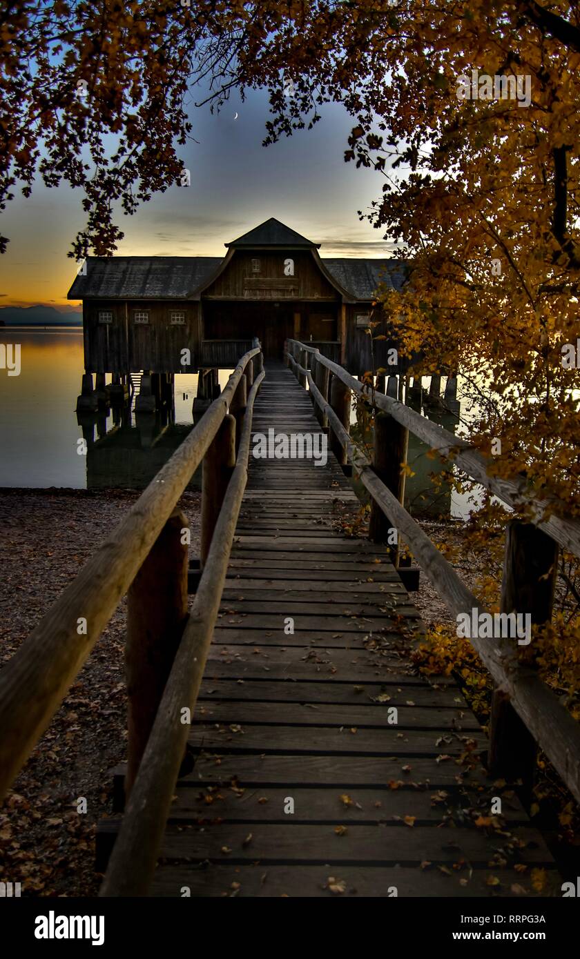 Il Boathouse in legno con i principali nel lago Ammersee viaggio in Baviera Foto Stock