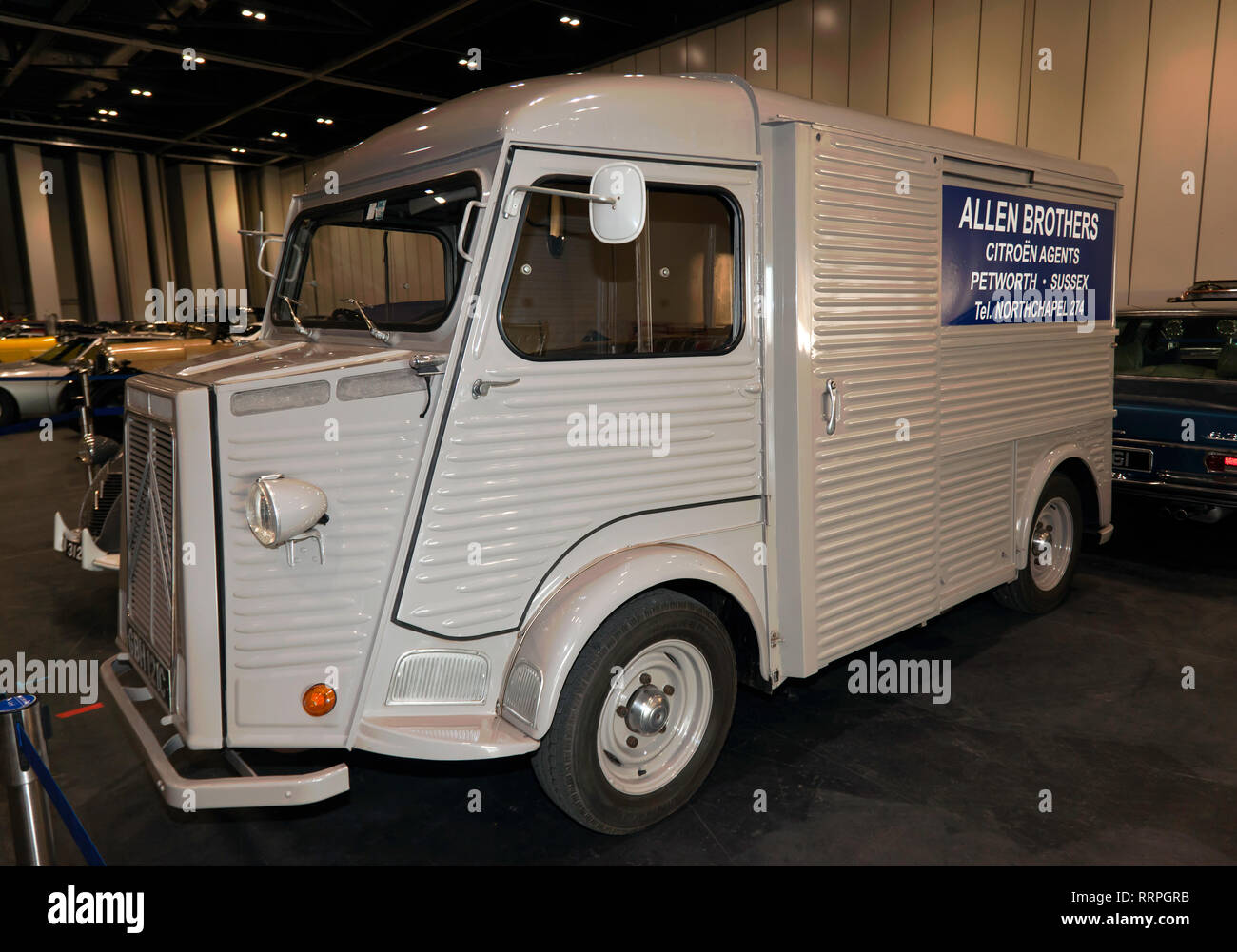 Tre quarti frontale di un 1965, Citroën H-Van modello HY, sul display nella zona paddock del 2019 London Classic Car Show Foto Stock