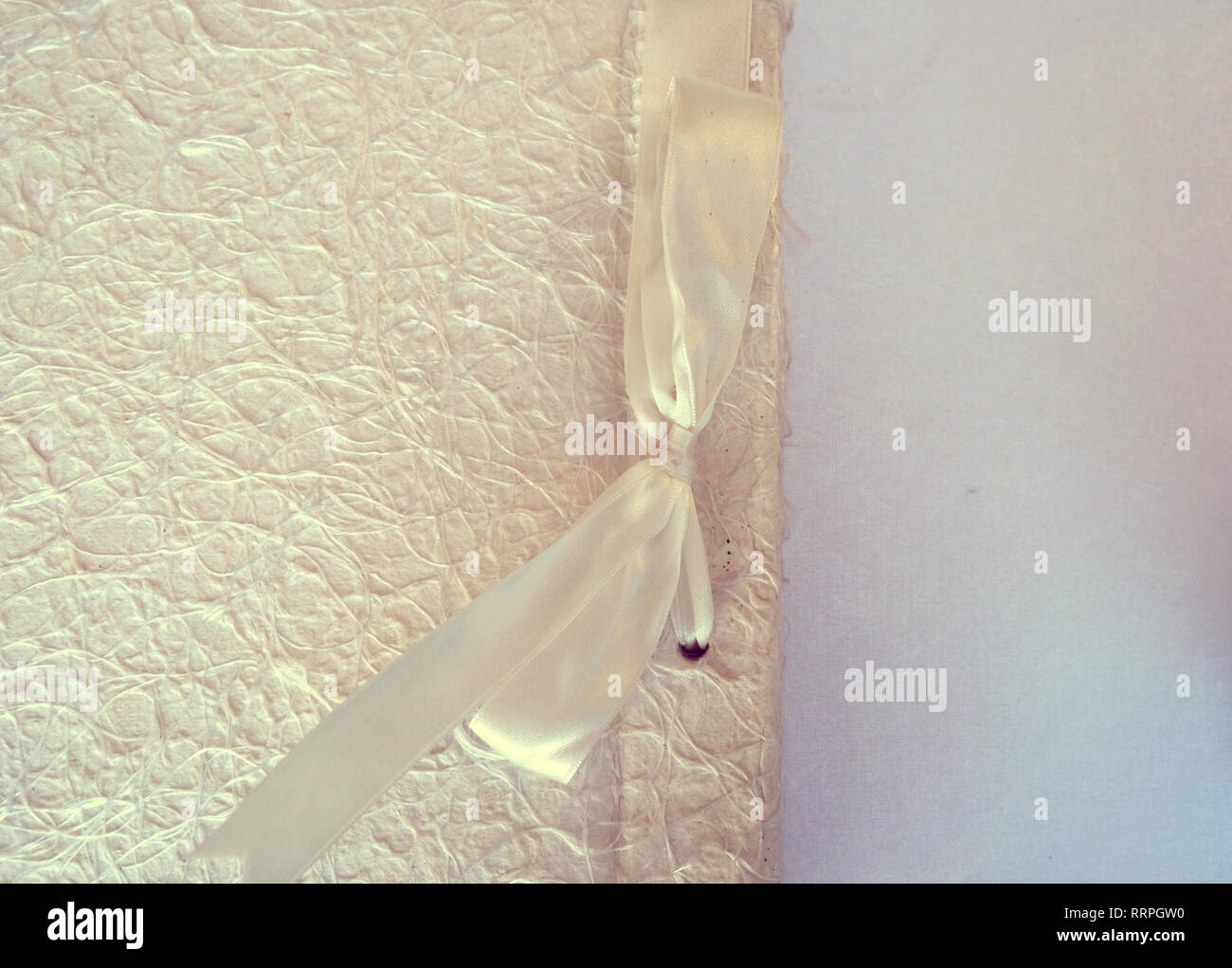 Matrimonio bianco desiderio prenota decorate con arco e pizzi, guest book Foto Stock