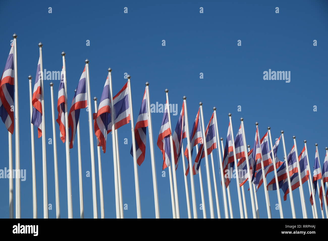 Bandiera della Thailandia sul cielo blu sullo sfondo Foto Stock