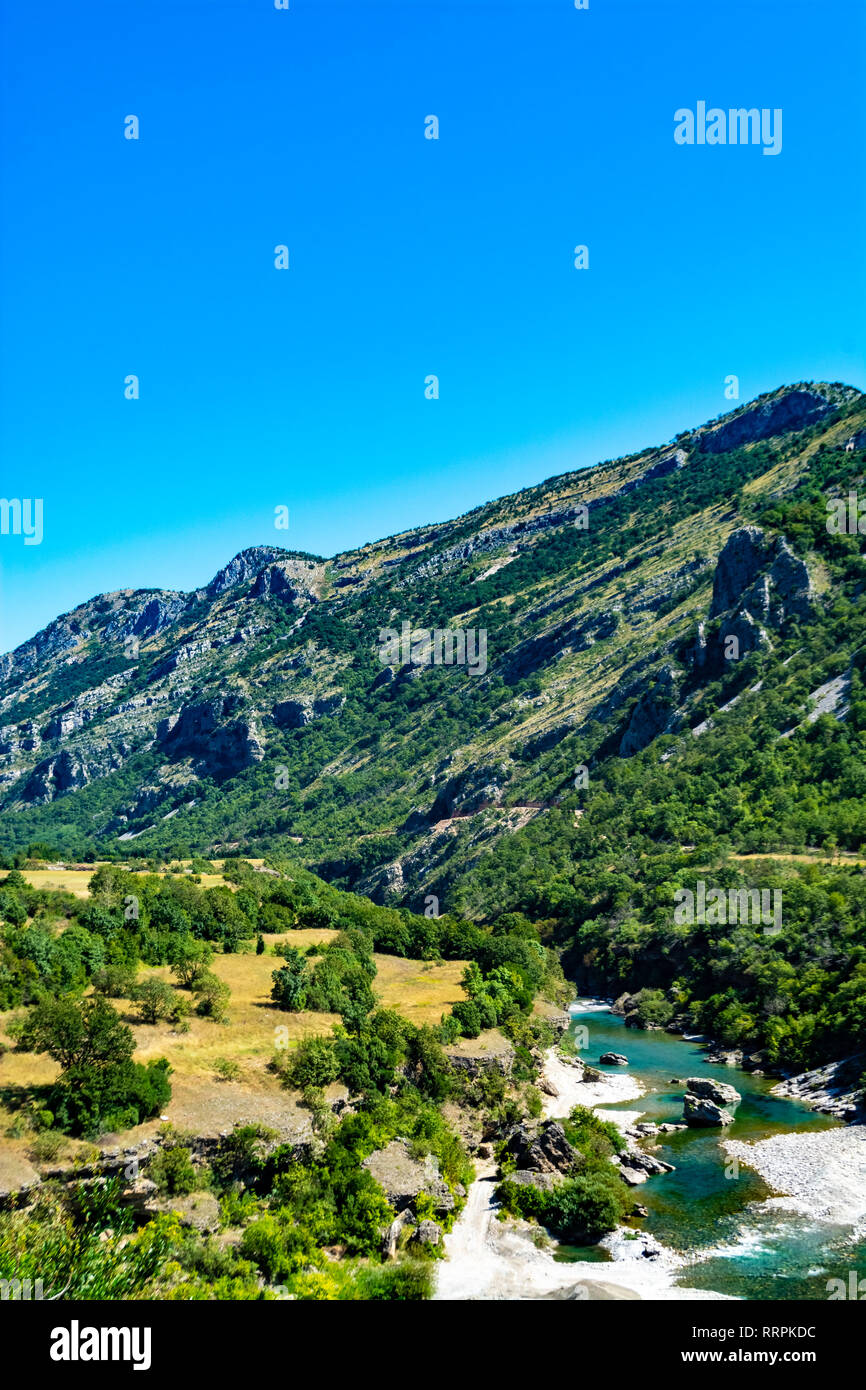 Panorama sul fiume che scorre attraverso il canyon e la cresta di montagna Foto Stock