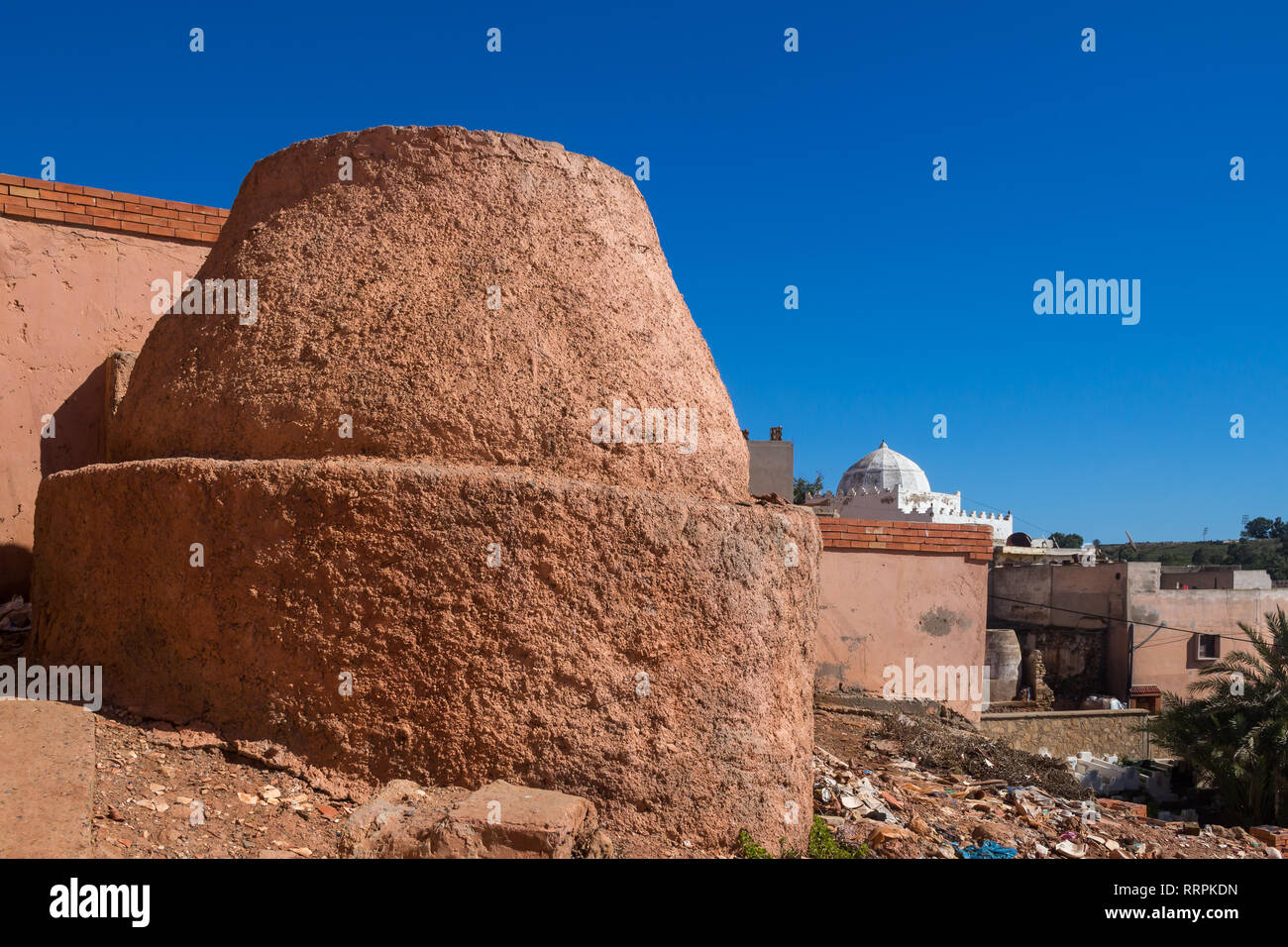 Forno tradizionale utilizzato nella produzione di ceramica. Forno è collocato all'esterno, tra le case. Azzurro cielo. Safi, Marocco. Foto Stock